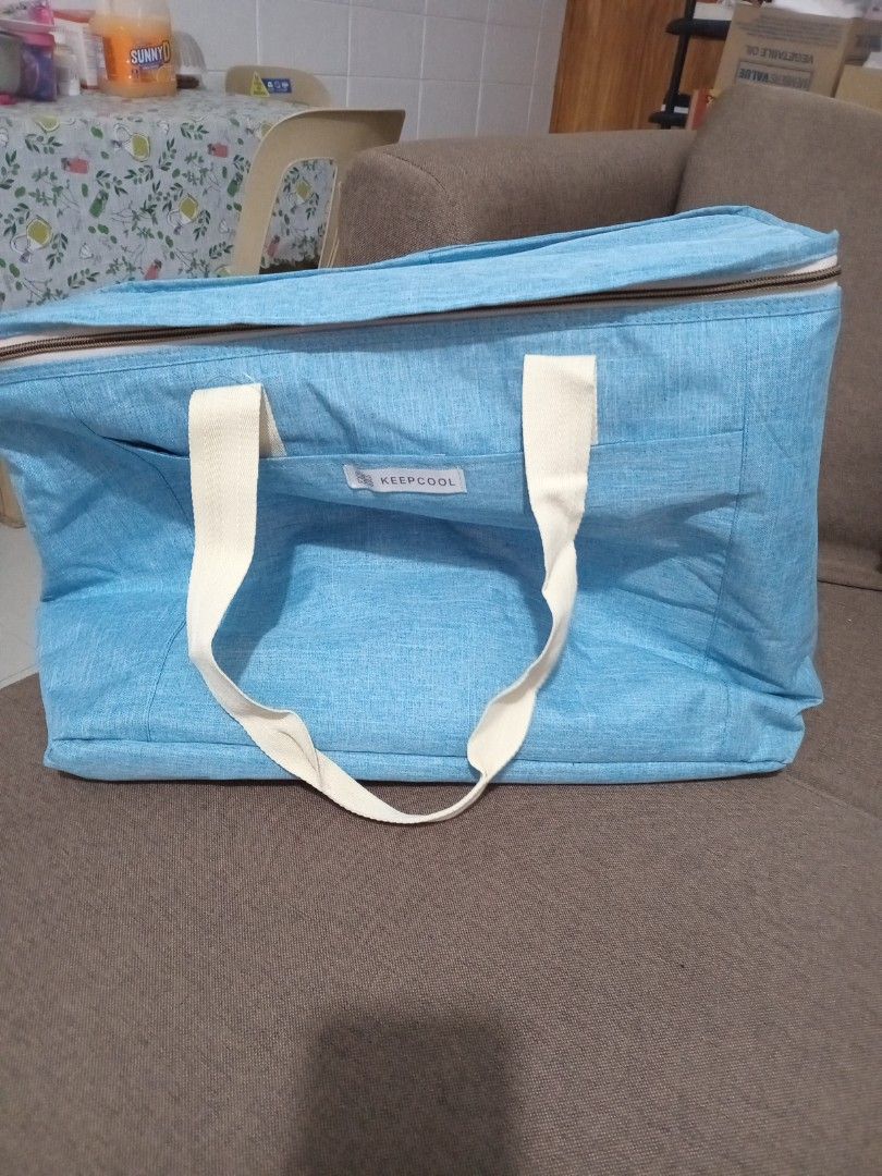 Keepcool Blue Insulated Cooler Bag (Category: Tote Bags) located in Marikina City. Submitted by joyful.finds (Listing ID 1463983461, Image 1). Description: - Blue Keepcool cooler bag - Sturdy handles for easy carrying - Zipper closure for secure storage - Spacious interior for food and drinks - Ideal for picnics, grocery runs, and beach trips - Keeps contents cold.