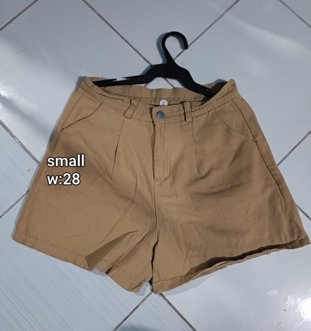 Khaki Shorts Size Small Waist 28 (Category: Shorts) located in Quezon City. Submitted by davidclothing (Listing ID 1464061453, Image 1). Description: - Khaki shorts with front pleats - Button and zip closure - Two side pockets - Comfortable fit - Ideal for casual wear - Size: Small (Waist 28).