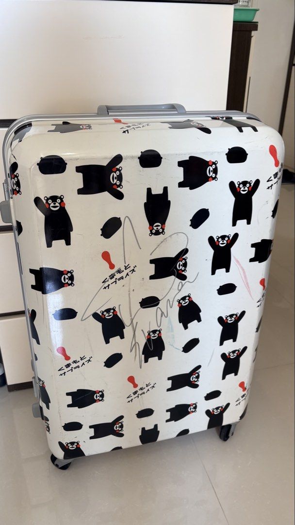 Kumamon 熊本熊 聯名款 30吋 行李箱 王宛之 親筆簽名 （分類：旅遊 - 旅行必需品及用品）位於 Hong Kong。 由 pinky44hk 提交（商品編號 1463989619，圖片 1）。簡介： Kumamon 熊本熊圖案30吋行李箱，好得意呀！有王宛之簽名喺上面！ 箱身有啲花痕，但係唔影響使用。內籠都係Kumamon圖案，好可愛。輪子順暢，拉桿正常。啱晒鍾意Kumamon嘅朋友！。