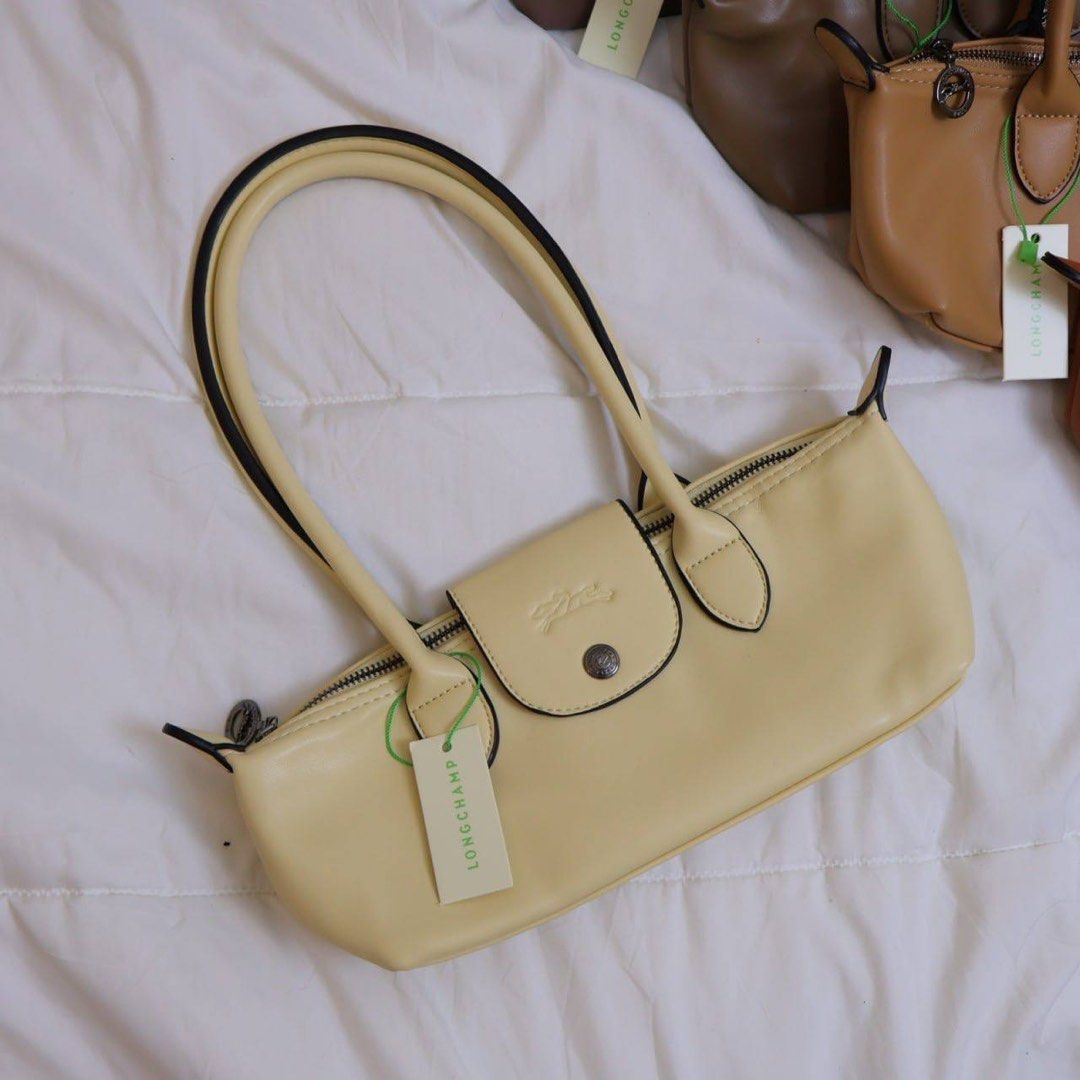 L0ngchamp East West Leather (Category: Shoulder Bags) located in Manila. Submitted by mypshopp (Listing ID 1464019376, Image 3). Description: .