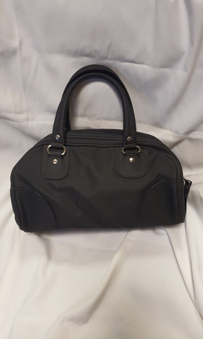 Lacoste Black Bag (Category: Luxury Bags & Wallets) located in Pasig City. Submitted by angel025 (Listing ID 1464125798, Image 2). Description: .