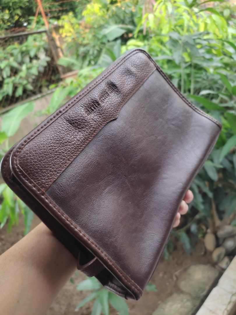 Leather clutch bag (Category: Belt bags, Clutches and Pouches) located in Cainta. Submitted by allauthenticbymj (Listing ID 1464024260, Image 2). Description: Leather cluchbag Brand: Marie Greco Club L9.5"/H7"/W2" no outer leather issue minor inner lining cracks Price:550 ***buyer shoulders sf LOCATION: CAINTA Courier choices and MOP Gogo express (cod option) LBC (pay sf first-- cop for the item's amount) J&t (gcash payment) Lalamove for same day