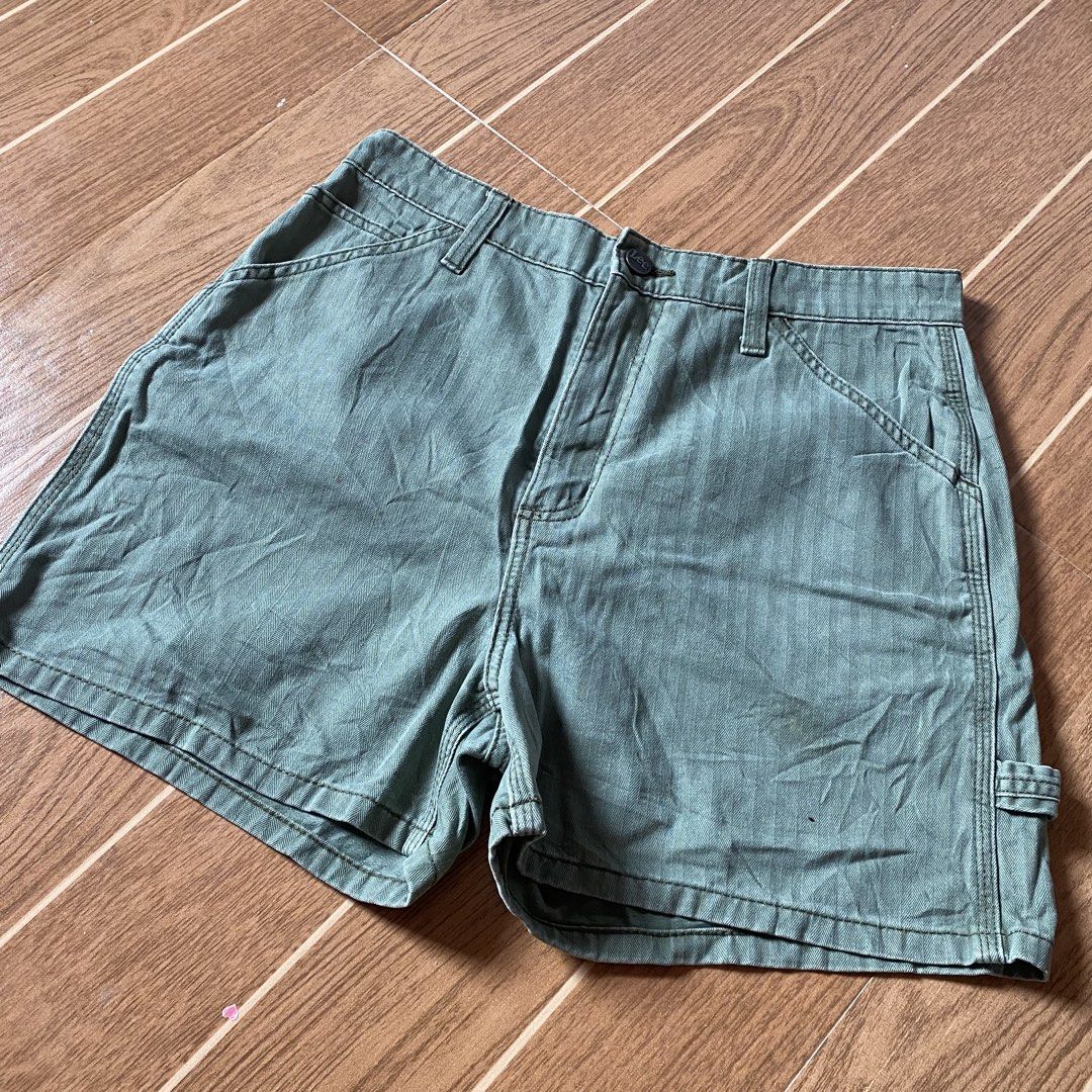 Lee carpenter short for women (Category: Shorts) located in Paete. Submitted by fat.archives (Listing ID 1464080707, Image 1). Description: Dimes Waist 29 Length 16 +sf.
