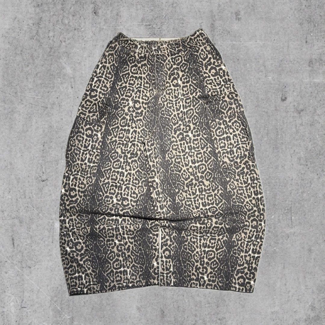 Leopard Baggy Pants (Category: Jeans) located in Angeles City. Submitted by 5am.collective (Listing ID 1463970689, Image 1). Description: Leopard Baggy Pants🐆💎 PHP 899 Only🏷️ Waist 27-30 Length 39 Leg Open 13 As New Condition💙.