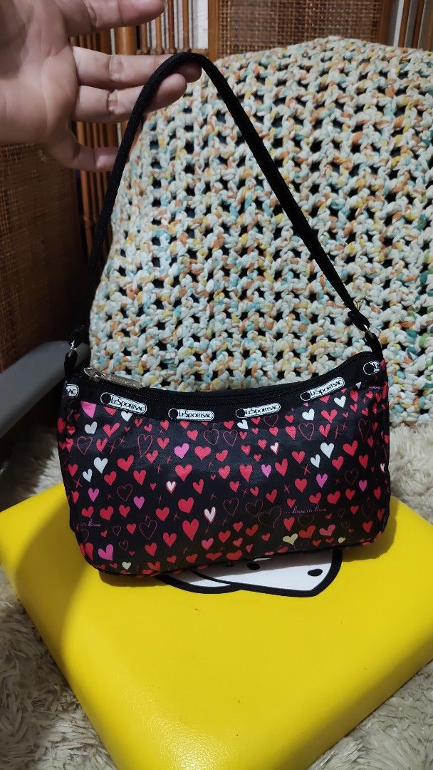 Lesportsac (Category: Shoulder Bags) located in Cebu City. Submitted by lumaynojes00490 (Listing ID 1463962829, Image 1). Description: good condition .