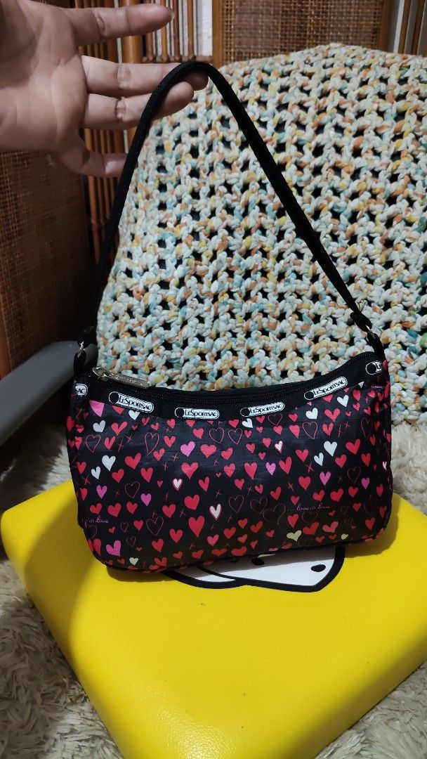 Lesportsac (Category: Shoulder Bags) located in Cebu City. Submitted by lumaynojes00490 (Listing ID 1463962829, Image 3). Description: good condition .