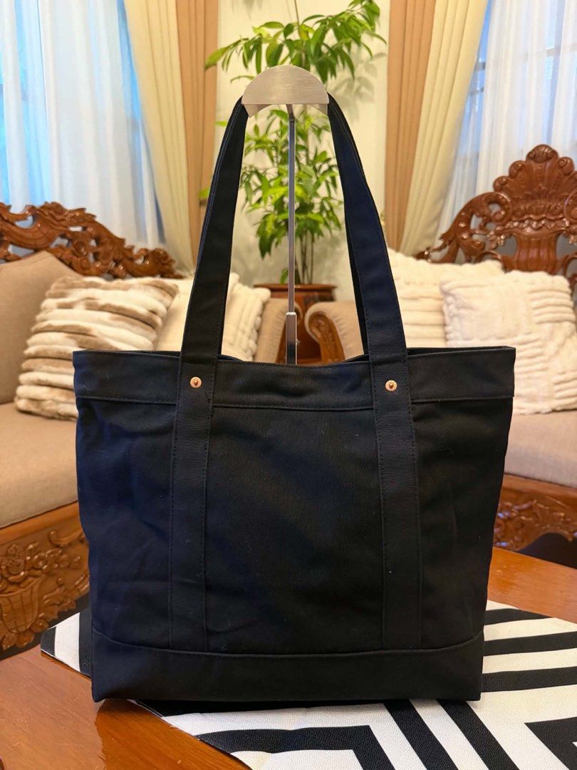 Levi's Black Canvas Tote Bag (Category: Tote Bags) located in Santiago. Submitted by yrellagnoihsaf (Listing ID 1464022080, Image 2). Description: AUTH Le vi’s canvas tote bag featuring the brand’s signature red tab stitched onto the front strap ✅BLACK DENIM ✅ALMOST NEW CONDITION ✅MINIMAL SIGN OF USE ✅L16”x H12”x W6” ✅SHOULDER BAG.