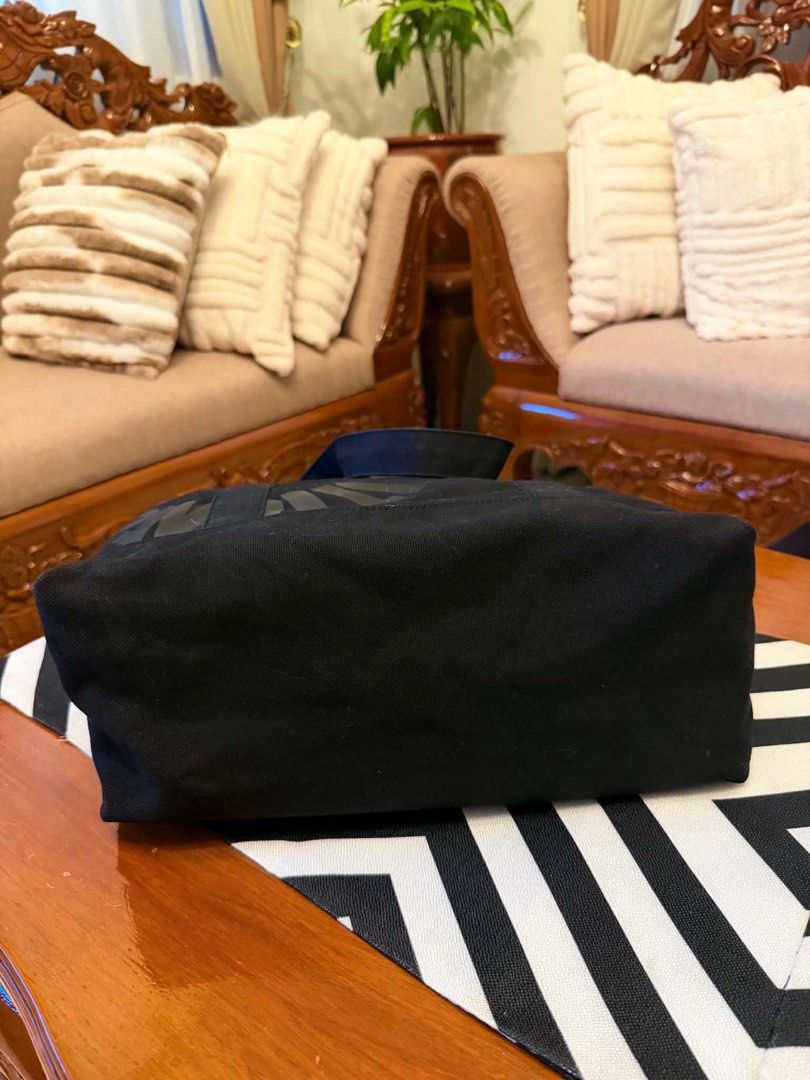 Levi's Black Canvas Tote Bag (Category: Tote Bags) located in Santiago. Submitted by yrellagnoihsaf (Listing ID 1464022080, Image 3). Description: AUTH Le vi’s canvas tote bag featuring the brand’s signature red tab stitched onto the front strap ✅BLACK DENIM ✅ALMOST NEW CONDITION ✅MINIMAL SIGN OF USE ✅L16”x H12”x W6” ✅SHOULDER BAG.