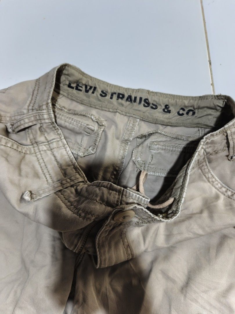 LEVIS CARGO SHORT (Category: Luxury Apparel) located in Tacurong. Submitted by lyjetbrandedfinds_1827 (Listing ID 1463973943, Image 2). Description: 32" waist x 21" length As new.