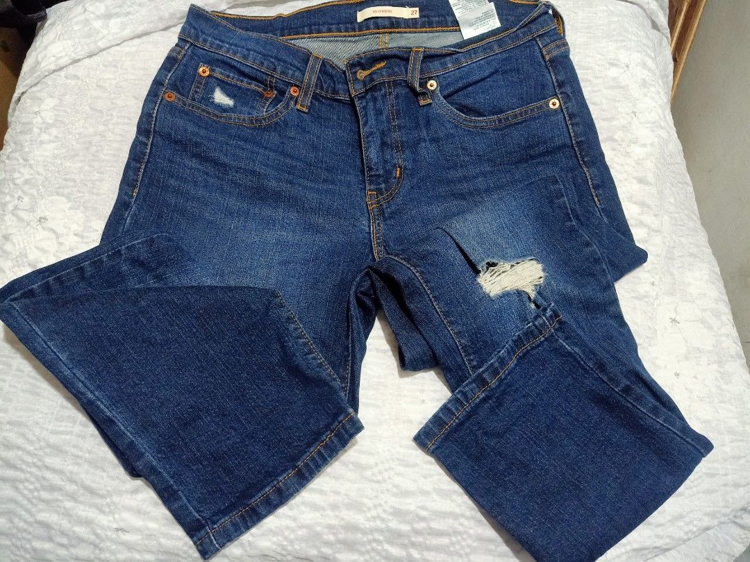 Levi's maong jeans (Category: Jeans) located in Pasig City. Submitted by urdal01 (Listing ID 1463994209, Image 1). Description: goodcondition/pre love waistline 32 stretch length 35 inch.