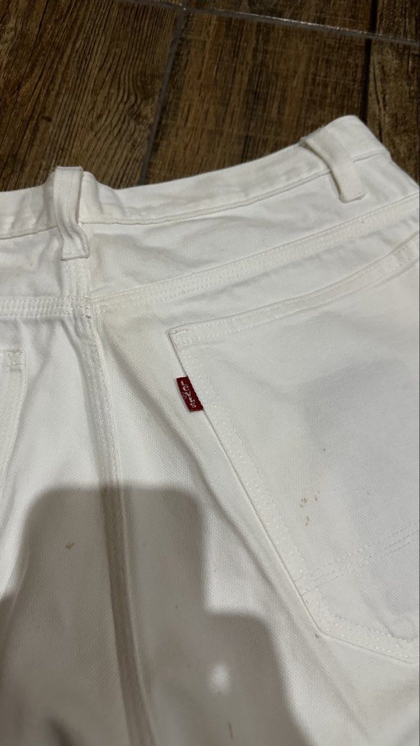 LEVIS WHITE SHORTS (Category: Shorts) located in Manila. Submitted by urban-vintage_2 (Listing ID 1463963353, Image 3). Description: ISSUE: NONE ( NEED WASH ) MOP :GCASH ( NO COD ) SHIP VIA : LALAMOVE & J&T LOCATION : PASIG CITY LENGTH : 22 HEM : 11 WIDTH : 32 .