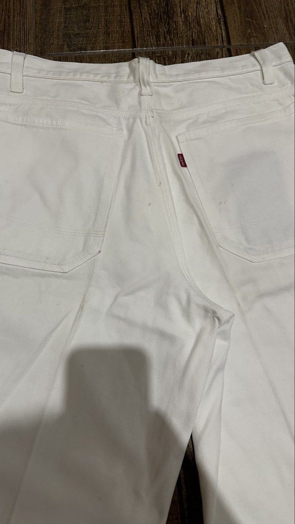 LEVIS WHITE SHORTS (Category: Shorts) located in Manila. Submitted by urban-vintage_2 (Listing ID 1463963353, Image 2). Description: ISSUE: NONE ( NEED WASH ) MOP :GCASH ( NO COD ) SHIP VIA : LALAMOVE & J&T LOCATION : PASIG CITY LENGTH : 22 HEM : 11 WIDTH : 32 .