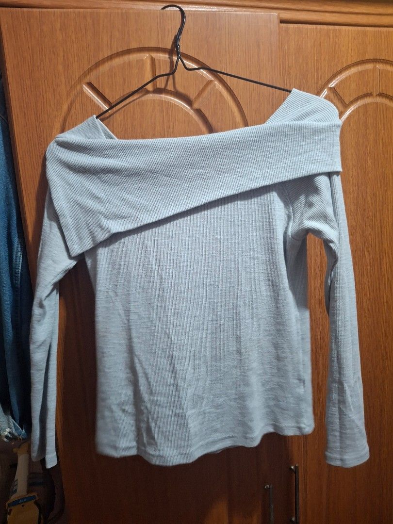 Light Blue Off-Shoulder Long Sleeve Top (Category: Longsleeves) located in Manila. Submitted by oddcat_ccd2d5 (Listing ID 1463955001, Image 2). Description: Grey long sleeve top. Off-shoulder neckline Ribbed texture Size: M-L.