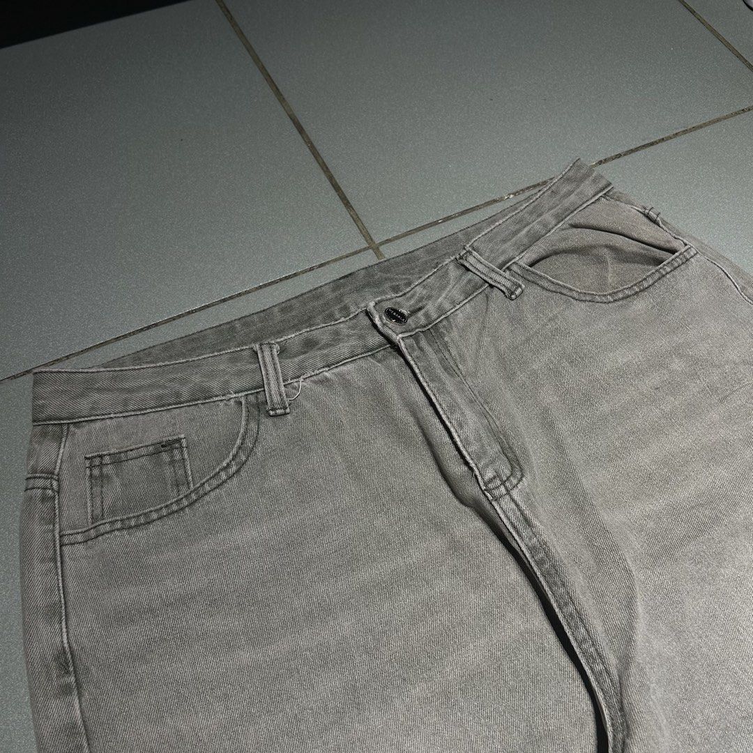 Light Moss Baggy Pants (Category: Jeans) located in Angeles City. Submitted by 5am.collective (Listing ID 1463970325, Image 2). Description: Light Moss Baggy Pants PHP 749 Only🏷️ Waist 34 Length 40.5 Leg Open 10.5 As New Condition💙.
