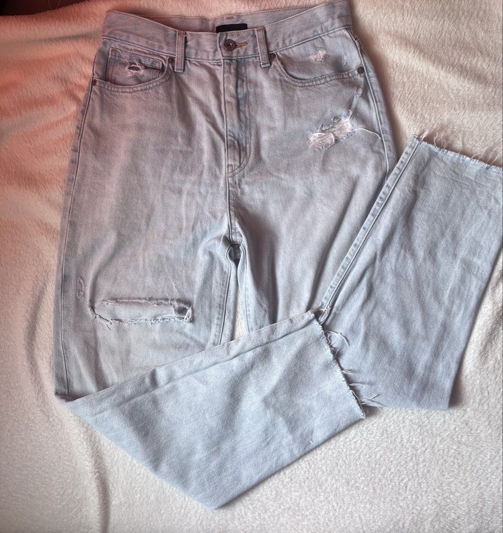 Light Wash Ripped Straight Leg Jeans (Category: Jeans) located in Cabuyao City. Submitted by jei_gspr (Listing ID 1463954922, Image 1). Description: - Light wash denim - Straight leg cut - Frayed hem - Distressed rips on front - Button and zip closure - Comfortable for everyday wear.