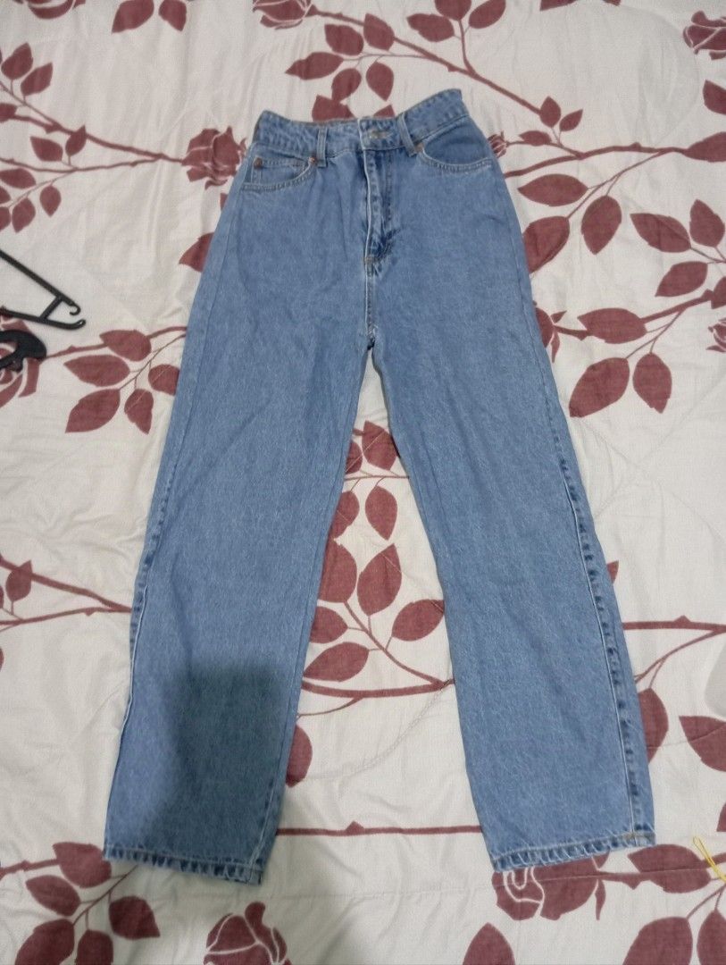 Light Wash Wide Leg Jeans (Category: Jeans) located in Dasmarinas. Submitted by kei05 (Listing ID 1463952459, Image 1). Description: - Classic light wash denim - High waisted fit - Wide leg silhouette - Two back pockets - Zip fly closure - Slight slit detail at the ankle - Ideal for casual wear Waist 22 inches Length 36 inches.