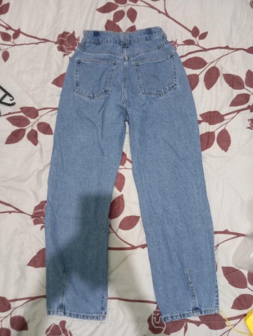 Light Wash Wide Leg Jeans (Category: Jeans) located in Dasmarinas. Submitted by kei05 (Listing ID 1463952459, Image 2). Description: - Classic light wash denim - High waisted fit - Wide leg silhouette - Two back pockets - Zip fly closure - Slight slit detail at the ankle - Ideal for casual wear Waist 22 inches Length 36 inches.