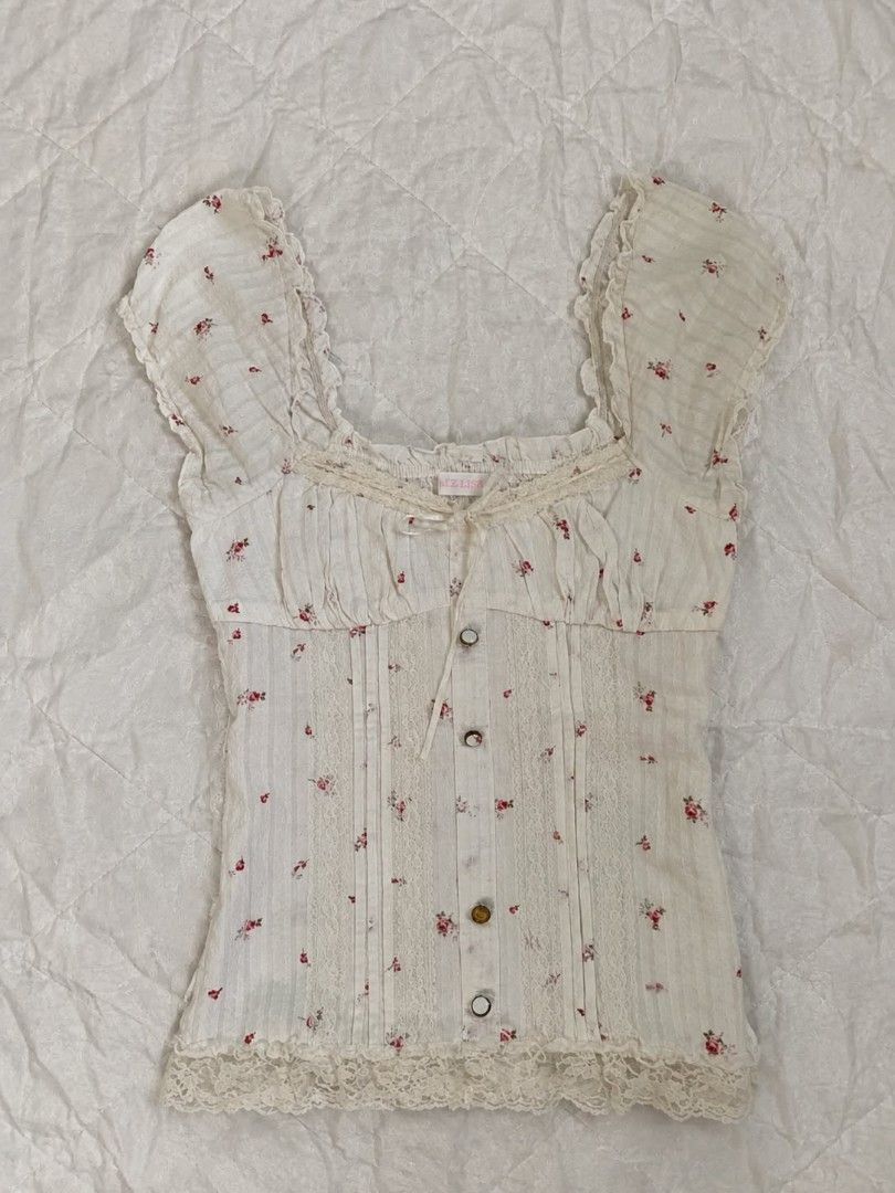 Liz Lisa Milkmaid Top (Category: Blouses) located in Quezon City. Submitted by eya_fits (Listing ID 1463982391, Image 1). Description: hearing offers as of now but pls no lowballer! :)) flaws:1 missing button and sa isang button wala lang ung white nya.