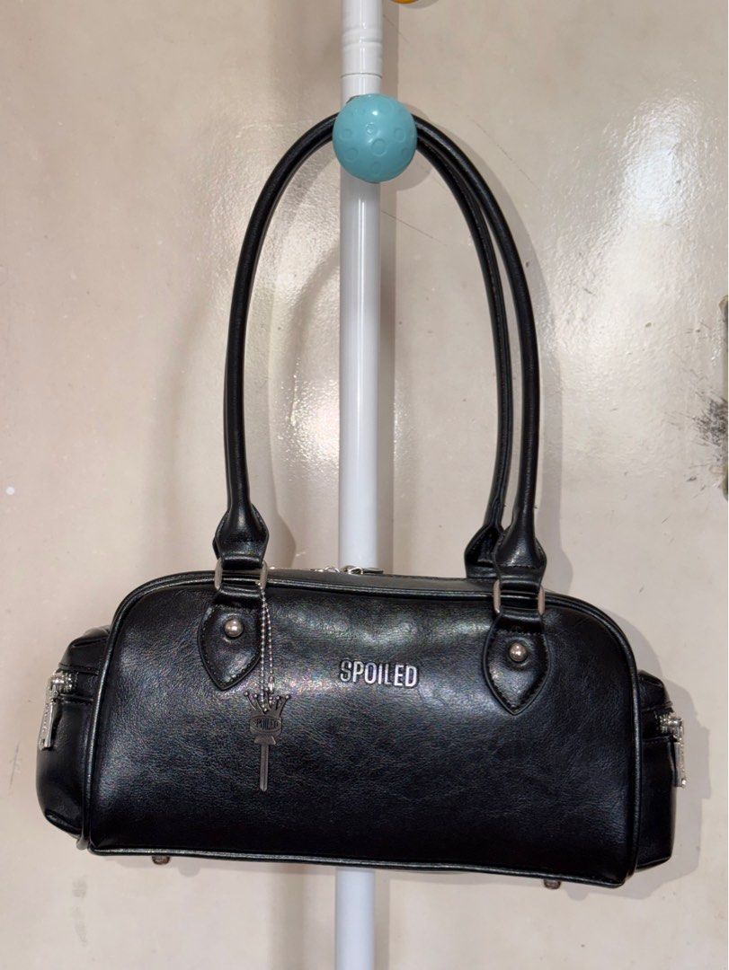 Long Top Handle Box Bag (Category: Shoulder Bags) located in Cavite. Submitted by nikka.am (Listing ID 1460140129, Image 1). Description: - used twice only - with key charm - dust bag included this is preloved. used but not abused, please manage your expectations..