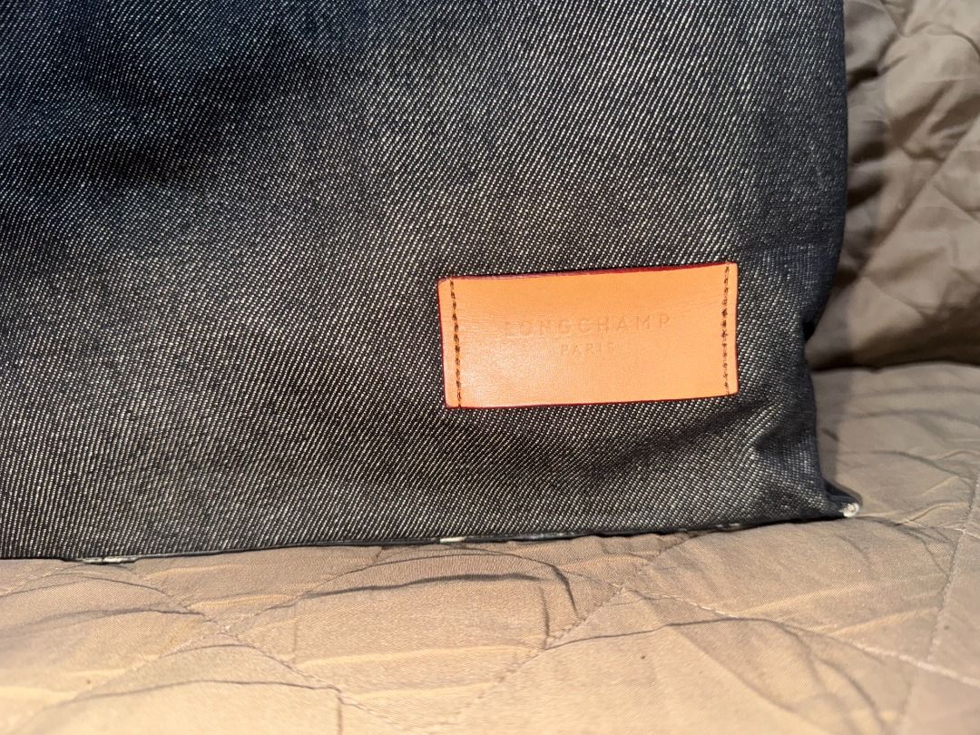 Longchamp Essential Tote bag (Category: Luxury Bags & Wallets) located in San Pablo. Submitted by calmhawk.60c993 (Listing ID 1464067143, Image 2). Description: pls see the last photos for the issue,.. rubber lining .