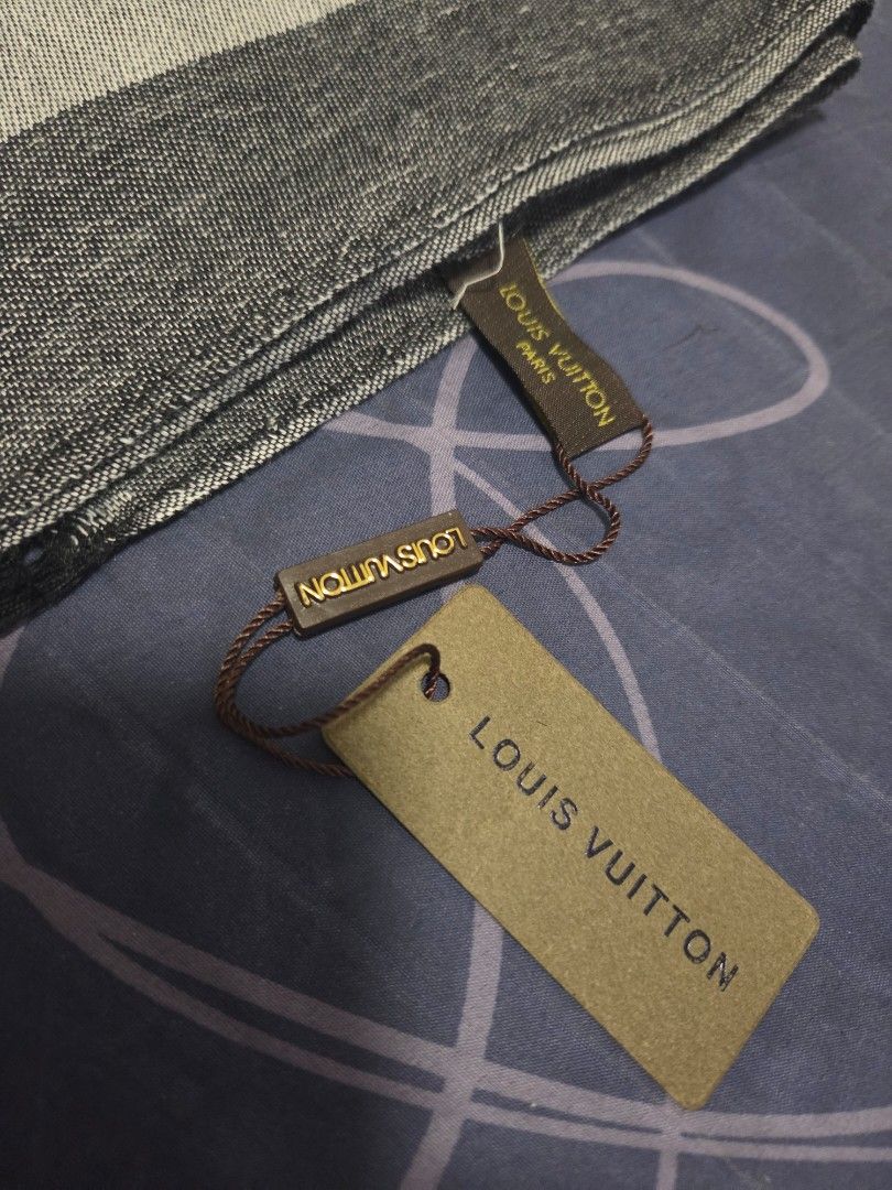 Louis Vuitton Monogram Scarf (Category: Scarves) located in Paranaque City. Submitted by antik-antik (Listing ID 1463982932, Image 2). Description: - Authentic Louis Vuitton scarf - Classic monogram pattern - Soft and comfortable material - Includes original tags - Versatile accessory for any outfit - Approximate measurements: [insert length] x [insert width].