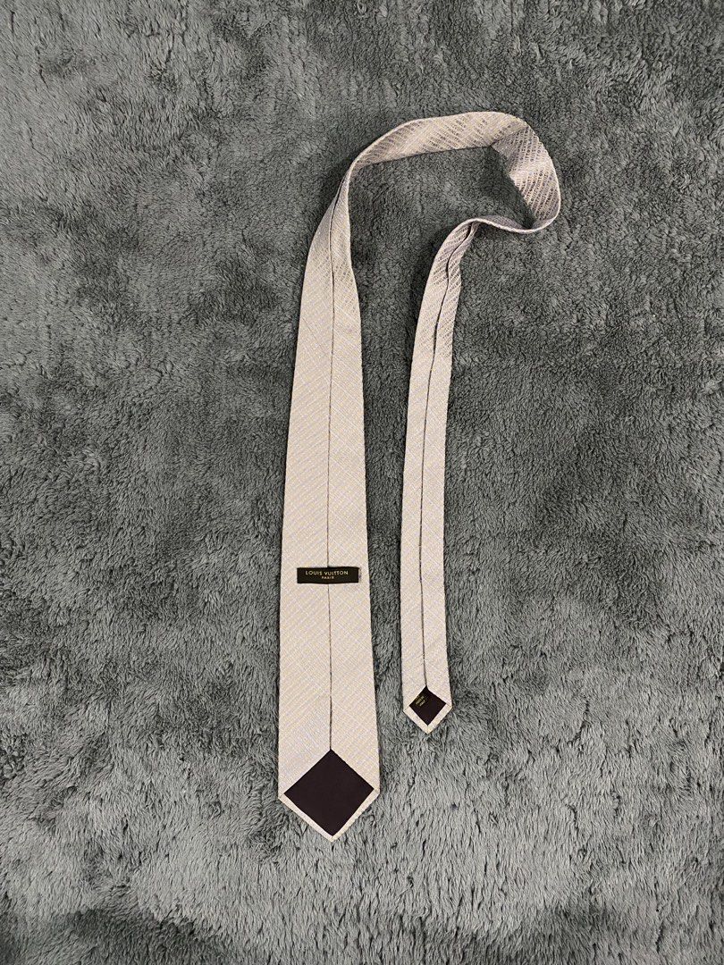 Louis Vuitton neck tie (Category: Luxury Accessories) located in Leganes. Submitted by wisehandpick (Listing ID 1464085627, Image 2). Description: Louis Vuitton silk necktie featuring a fine micro-text pattern of the brand’s name and a distinct square LV logo embroidered near the pointed tip (Authentic) .