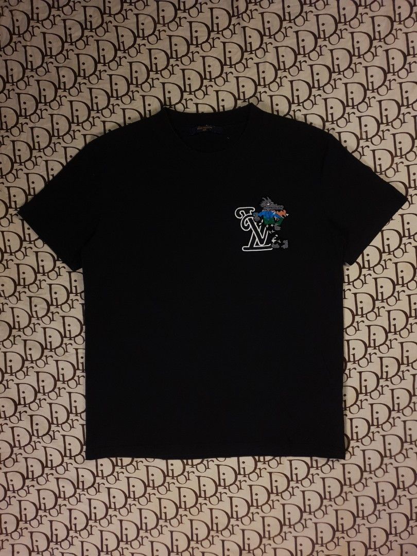 Louis Vuitton spellout mullet type (Category: Tshirts & Polo Shirts ) located in San Fernando. Submitted by retro.district. (Listing ID 1463978427, Image 3). Description: - Louis Vuitton spellout mullet type - Size: Medium (M) Large (W) - Condition: Excellent - minimal hairlines - Color Rate: 9.5/10.