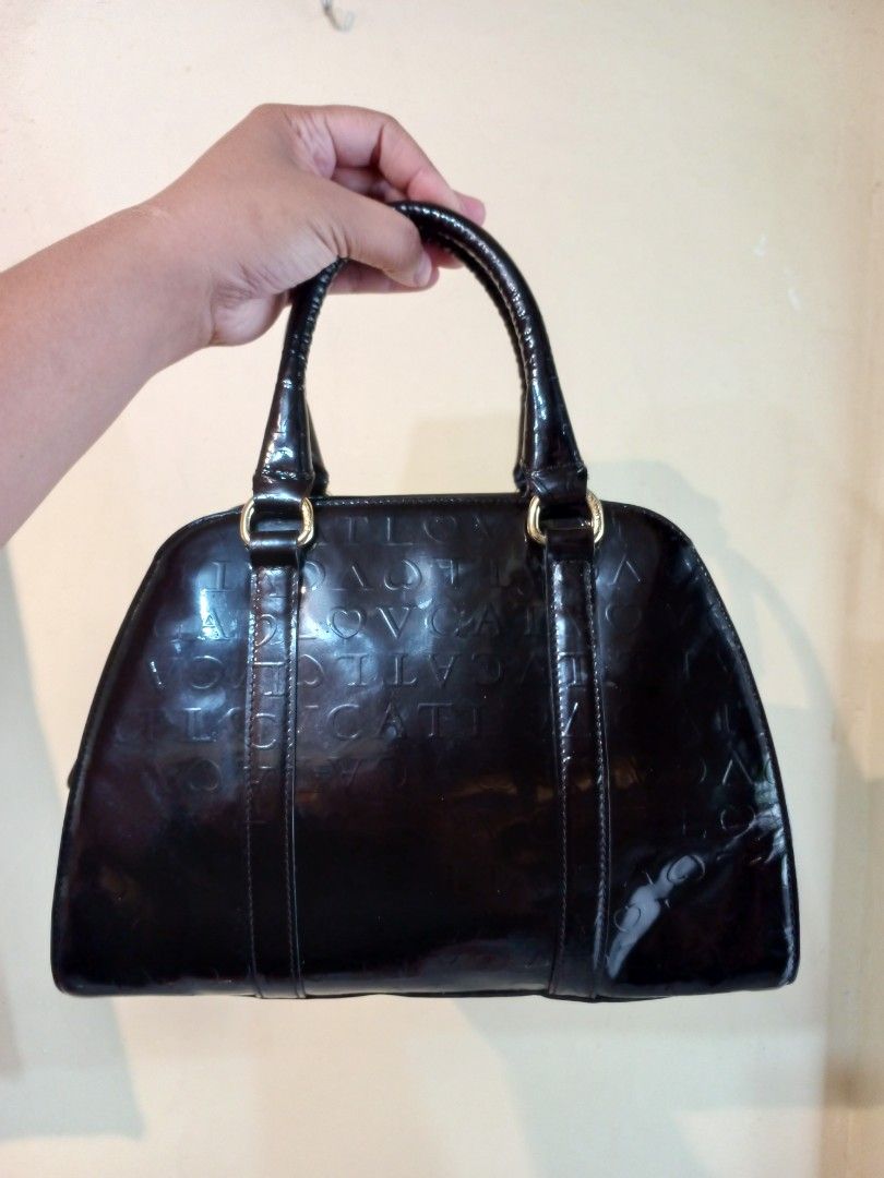 LOVCAT SATCHEL (Category: Luxury Bags & Wallets) located in Tayasan. Submitted by mausherine57789 (Listing ID 1464019736, Image 3). Description: Very Pretty patent leather small size stand alone in very pretty condition.