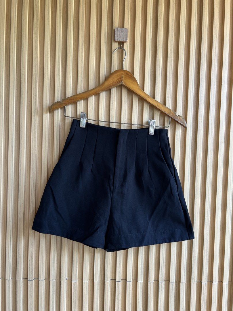 Love bonito (Category: Shorts) located in Lipa City. Submitted by thyra06 (Listing ID 1463952466, Image 2). Description: Love bonito highwaist size 27/28.