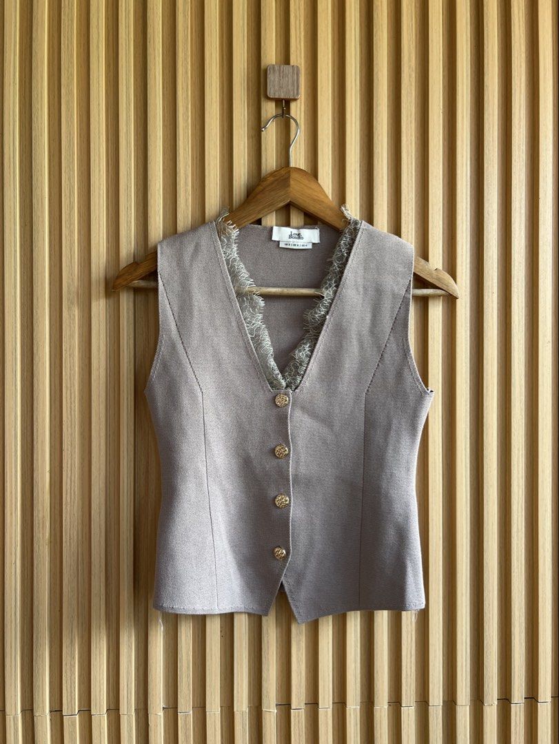 Love bonito (Category: Sleeveless) located in Lipa City. Submitted by thyra06 (Listing ID 1463957322, Image 1). Description: Love bonito top good as new S/M.