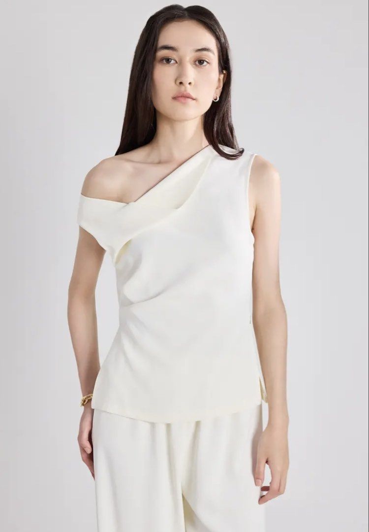 Love Bonito White Crepe Top (Category: Others Tops) located in Quezon City. Submitted by shoppingcl (Listing ID 1463948606, Image 1). Description: • Brand new, never been worn • Retails for ₱2290 • Tag is falling off one side.