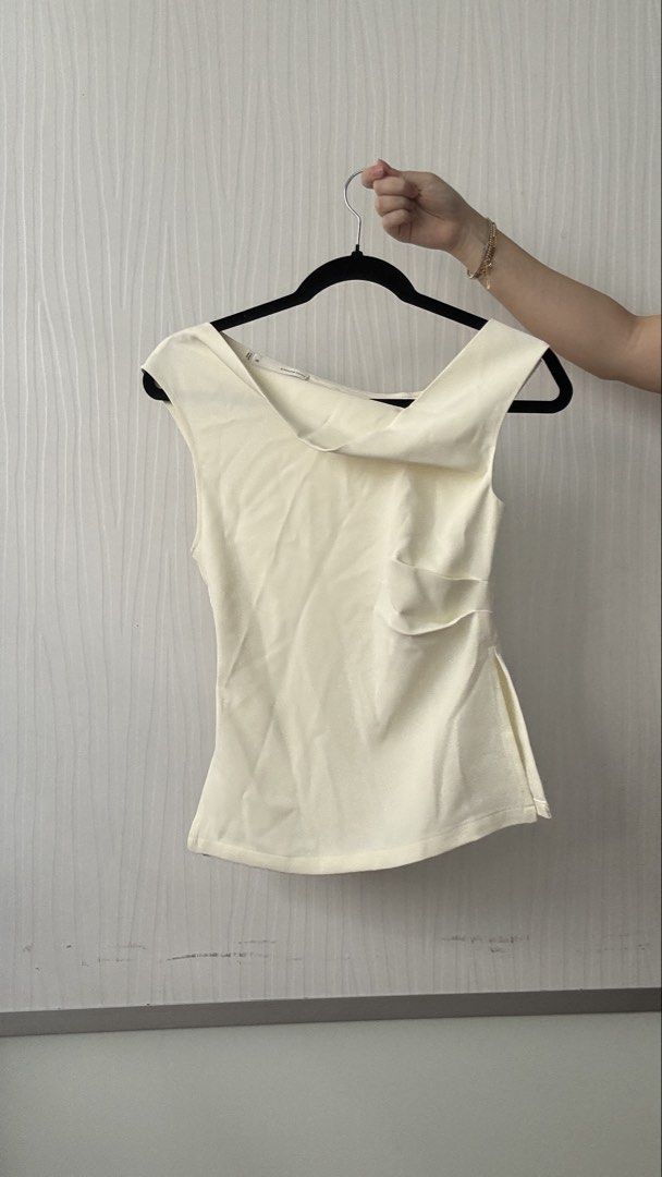 Love Bonito White Crepe Top (Category: Others Tops) located in Quezon City. Submitted by shoppingcl (Listing ID 1463948606, Image 2). Description: • Brand new, never been worn • Retails for ₱2290 • Tag is falling off one side.
