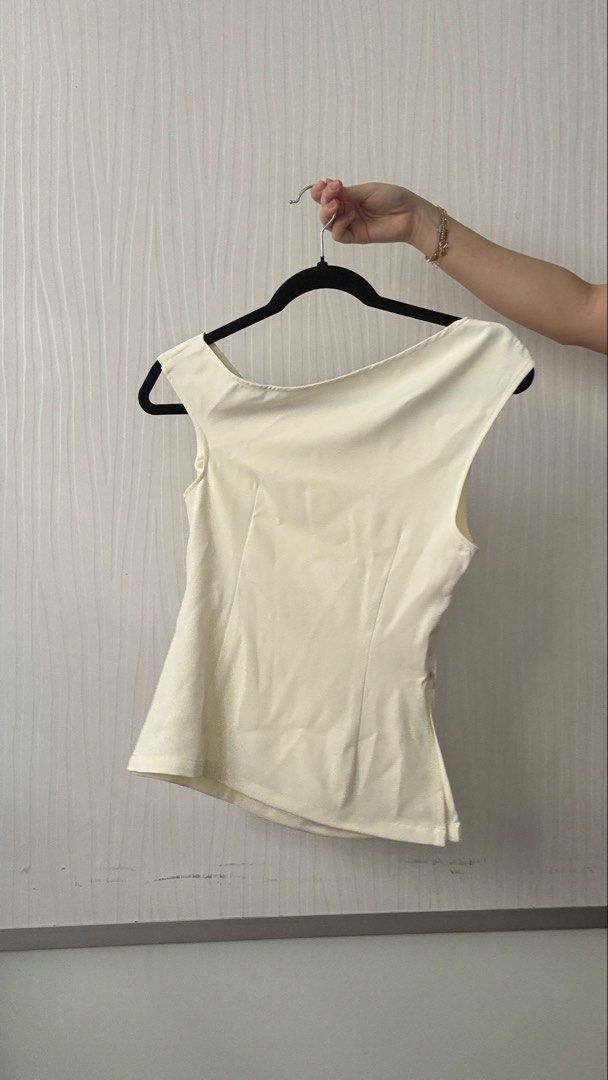 Love Bonito White Crepe Top (Category: Others Tops) located in Quezon City. Submitted by shoppingcl (Listing ID 1463948606, Image 3). Description: • Brand new, never been worn • Retails for ₱2290 • Tag is falling off one side.