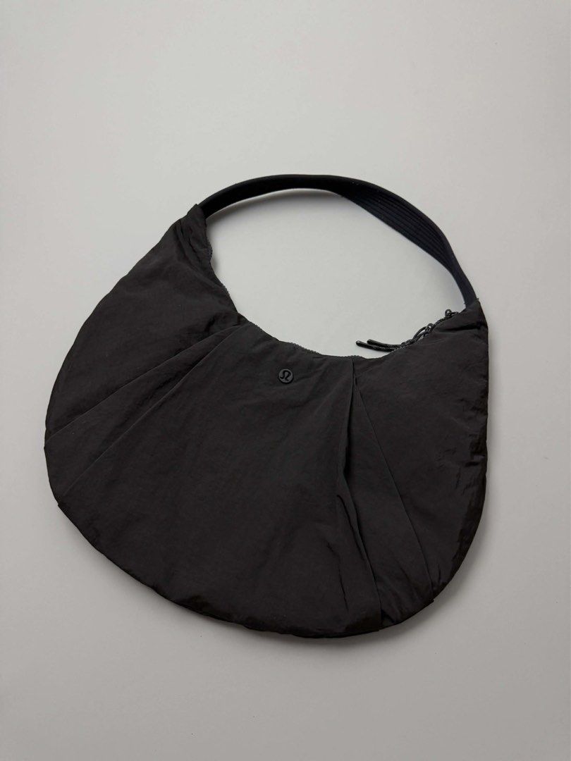 LULULEMON (Category: Shoulder Bags) located in Guagua. Submitted by sweetboyy (Listing ID 1464055819, Image 3). Description: LULULEMON PLEATED SHOULDER BAG 10L.
