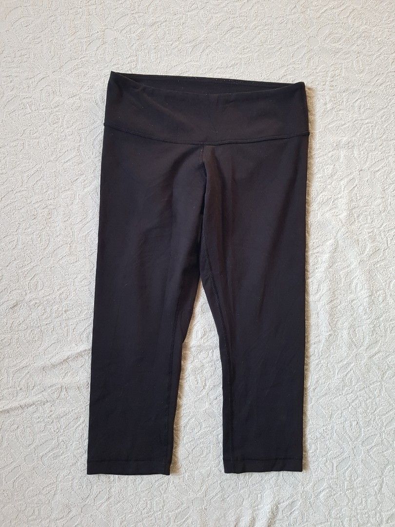 Lululemon DOT 8 Lenggings (Category: Activewear) located in Santo Domingo. Submitted by jcobedoza213916 (Listing ID 1464136410, Image 2). Description: Lululemon Lenggings women's dot size 8 lenght 27 stretchable excellent condition color rate 9.6/10 no issue.