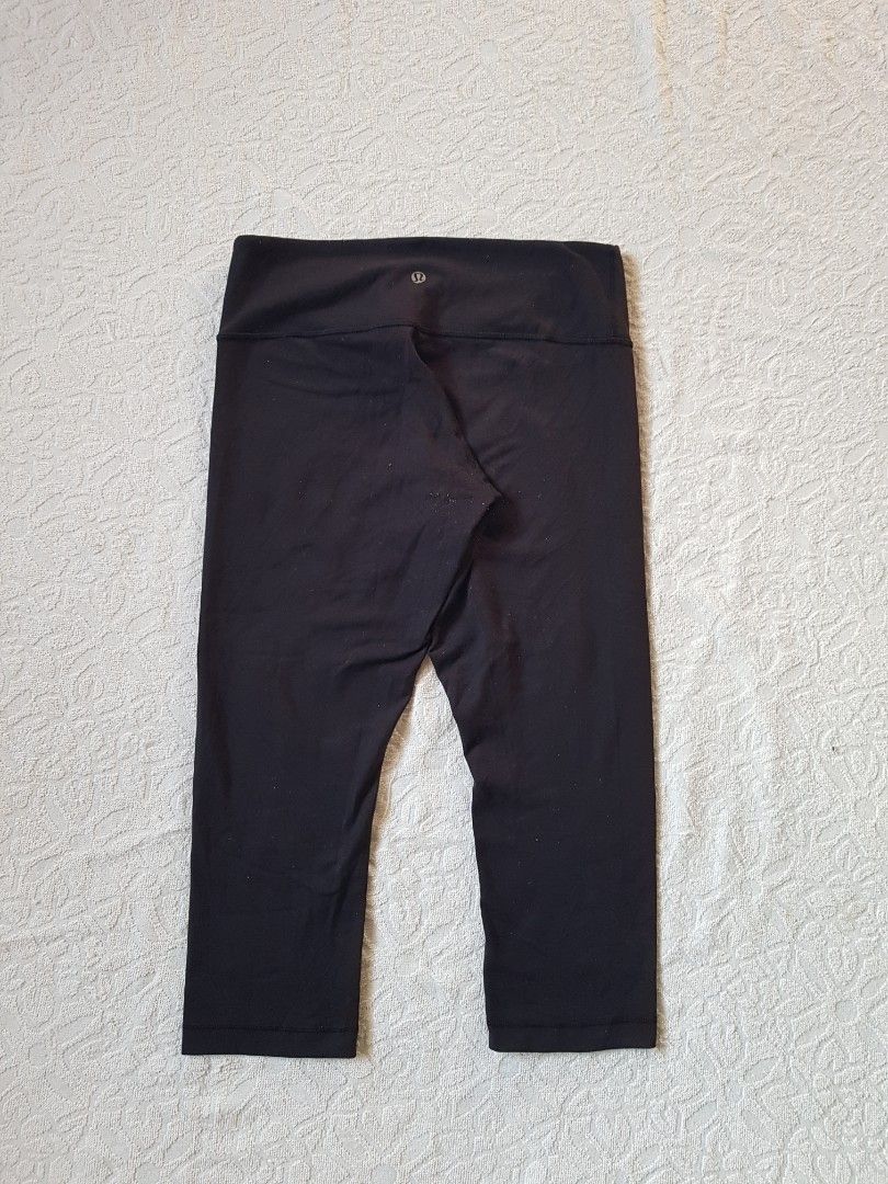 Lululemon DOT 8 Lenggings (Category: Activewear) located in Santo Domingo. Submitted by jcobedoza213916 (Listing ID 1464136410, Image 1). Description: Lululemon Lenggings women's dot size 8 lenght 27 stretchable excellent condition color rate 9.6/10 no issue.