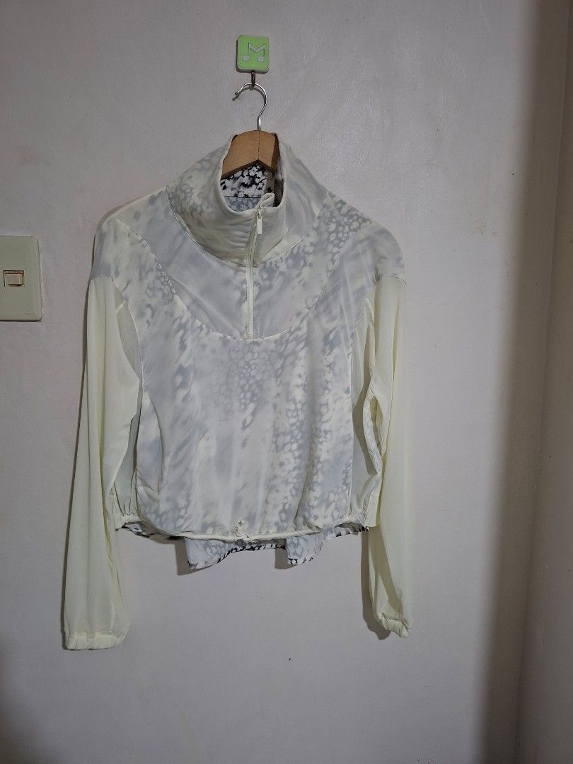 Lululemon mesh half zip pullover (Category: Activewear) located in Subic. Submitted by petitecorner22 (Listing ID 1464048898, Image 2). Description: look like for m-l 6-8 pwede din sa small if you prefer looose fit drawstring has issue.