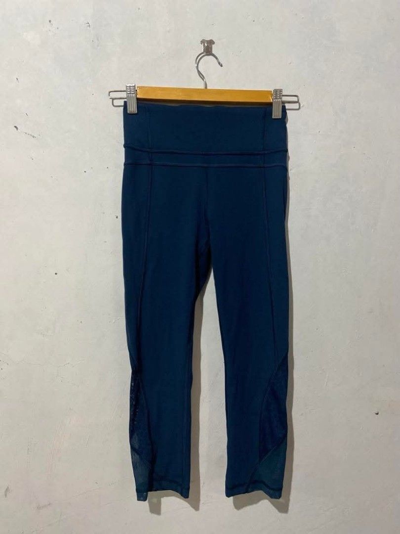 Lululemon Twist and Train Crop Leggings (Category: Activewear) located in Meycauayan. Submitted by epicforest_231b9d (Listing ID 1463983338, Image 2). Description: - Navy blue Lululemon Twist & Train crop leggings - High-waisted fit - Mesh paneling on sides for breathability - Perfect for workouts or casual wear.