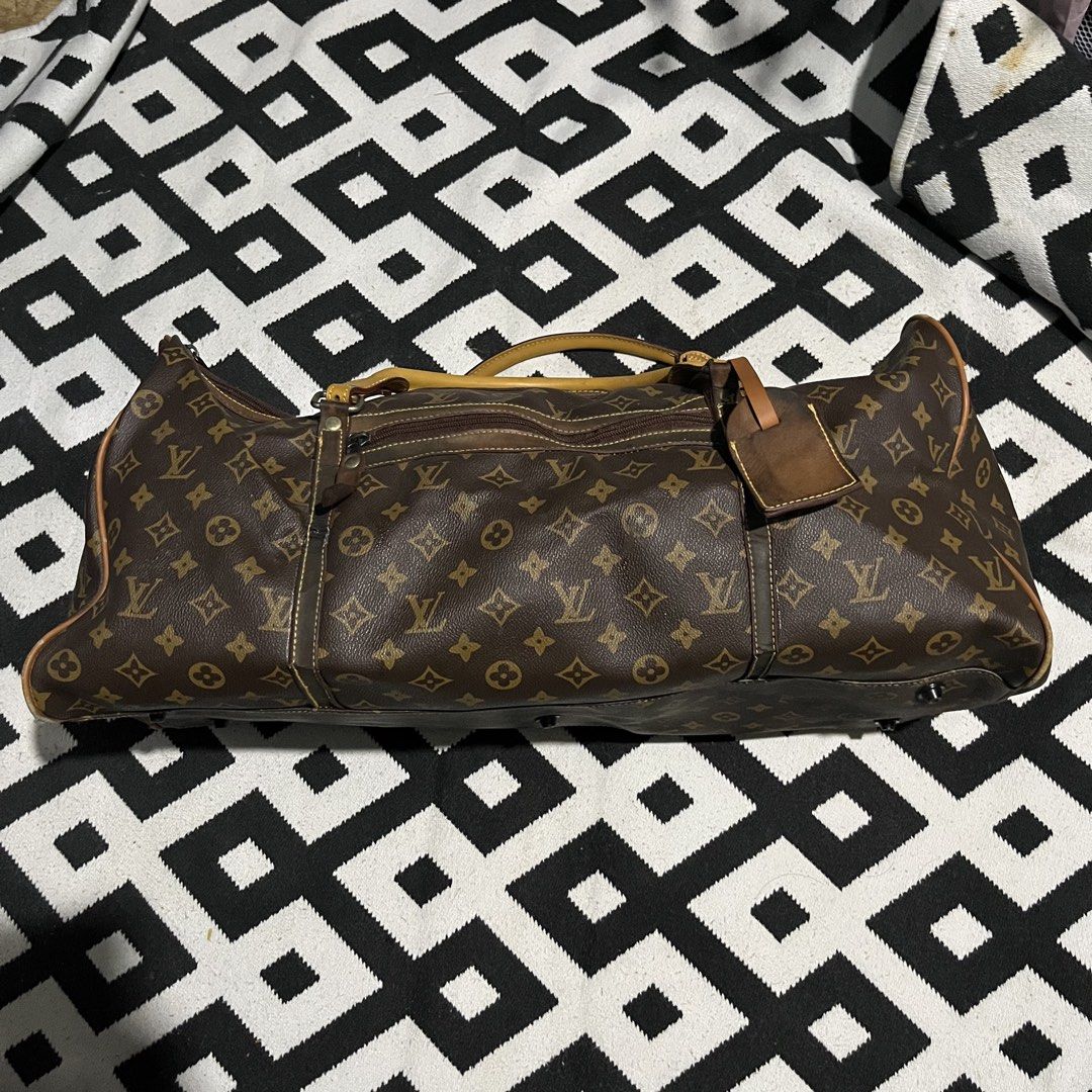 LV DUFFLE BAG (Category: Luxury Bags & Wallets) located in Manila. Submitted by seven.stitch (Listing ID 1464028412, Image 2). Description: off legit genuine leather issue nasa pic working all zipper pang heavy duty materials.