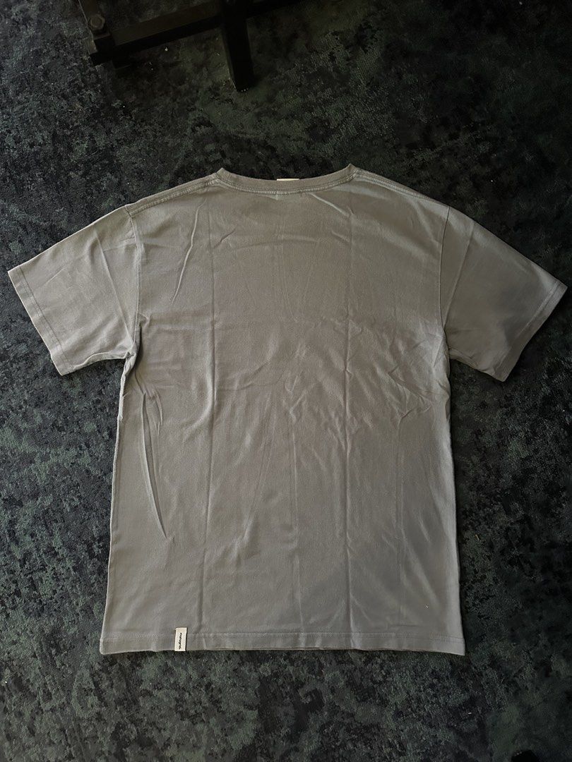 MAHAGRID STUDIO Shirt (Category: Tshirts & Polo Shirts ) located in Makati City. Submitted by smolpapi (Listing ID 1464135464, Image 2). Description: - MAHAGRID DESIGN STUDIO grey t-shirt - Features orange brand lettering across the chest - Korean Brand - Perfect for everyday wear - Please check photos for condition details.