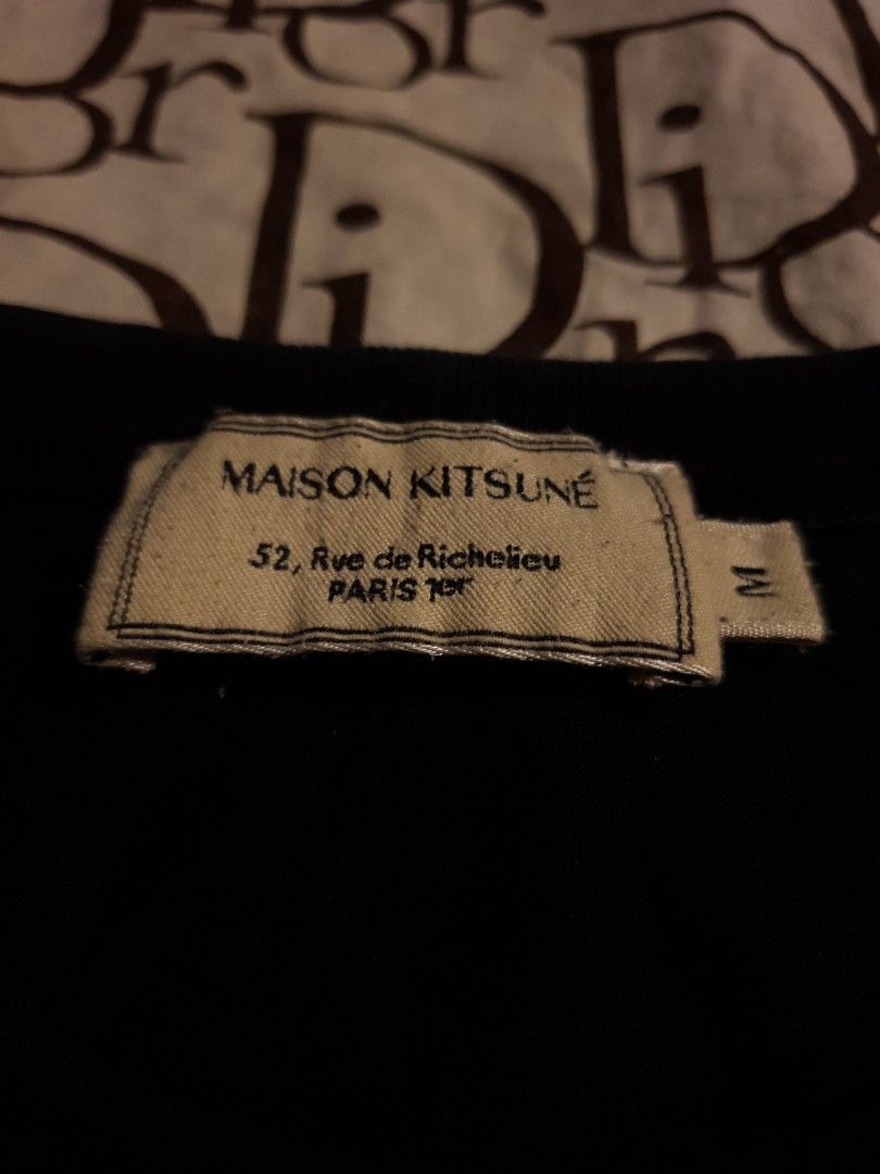 Maison kitsune basic logo (Category: Tshirts & Polo Shirts ) located in San Fernando. Submitted by retro.district. (Listing ID 1464120804, Image 2). Description: - Maison Kitsune - Size: Medium - Condition: Excellent - no issue - Color Rate: 9.5/10.