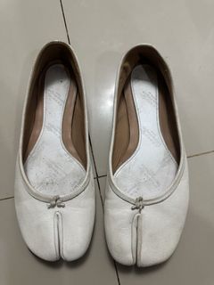(Category: ) located in . Submitted by wear.next (Listing ID 1464049983, Image 1). Description: .