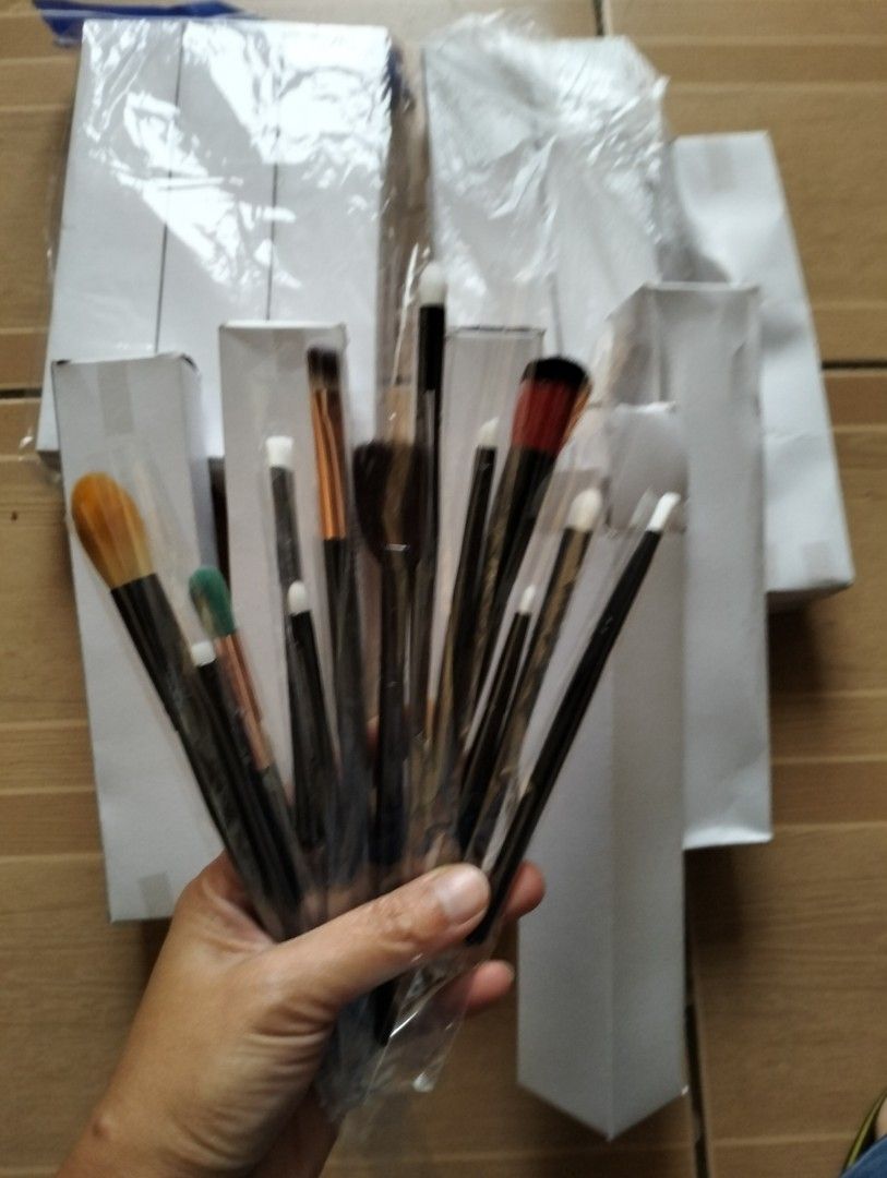 Make up brush set (Category: Makeup) located in Baguio. Submitted by toys_of_yesteryear (Listing ID 1464103831, Image 3). Description: LOCATION: Baguio City PRICE: posted + sf DESCRIPTION: 👉 Make-up brush set. 12pcs / set. CONDITION: 👉 New 👉 Item description is subjective so buyers are encouraged to rely on their judgement based on the pictures posted before buying. Actual photos posted. 👉 SOLD AS IS, what you see is what you get. What may ap