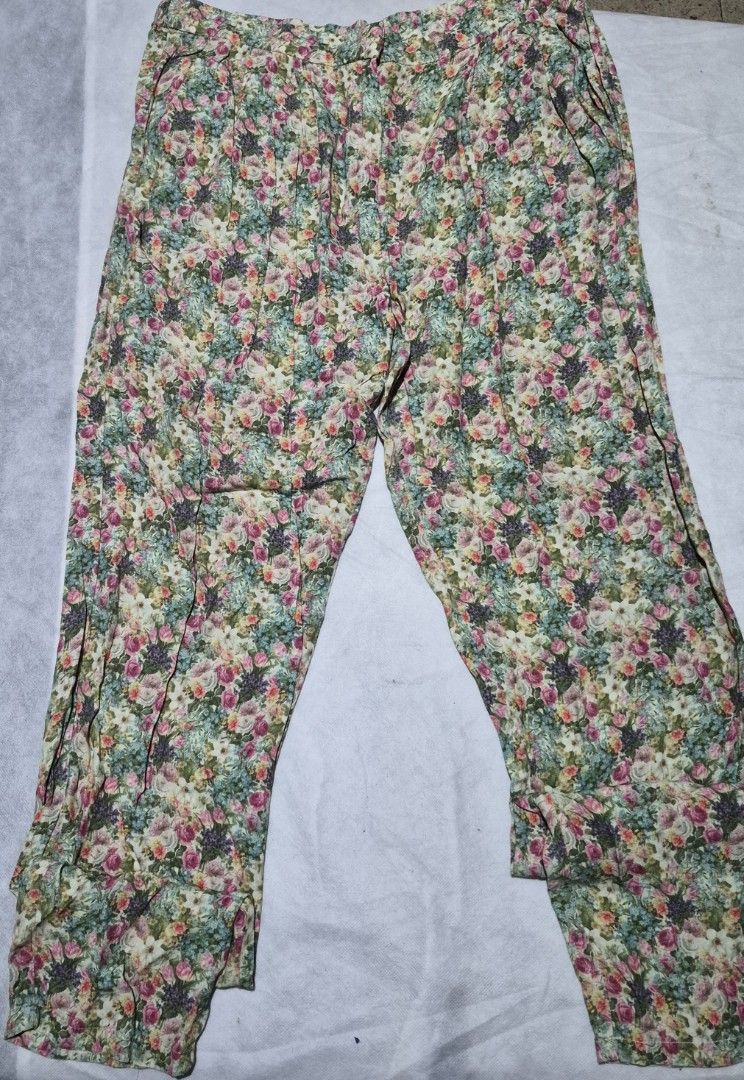 Mango Casual Floral Print Pants Size M (Category: Jeans) located in Marikina City. Submitted by mgfc926 (Listing ID 1463964803, Image 1). Description: - Pretty floral print casual pants - Comfortable elastic waistband - Size: Medium (M) - Origin: Made in Morocco - Perfect for a relaxed day out.