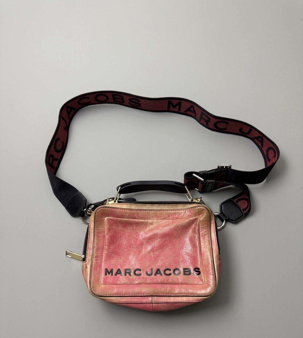 MARC JACOBS THE BOX BAG (Category: Shoulder Bags) located in Guagua. Submitted by sweetboyy (Listing ID 1464053674, Image 1). Description: MARC JACOBS THE BOX BAG.