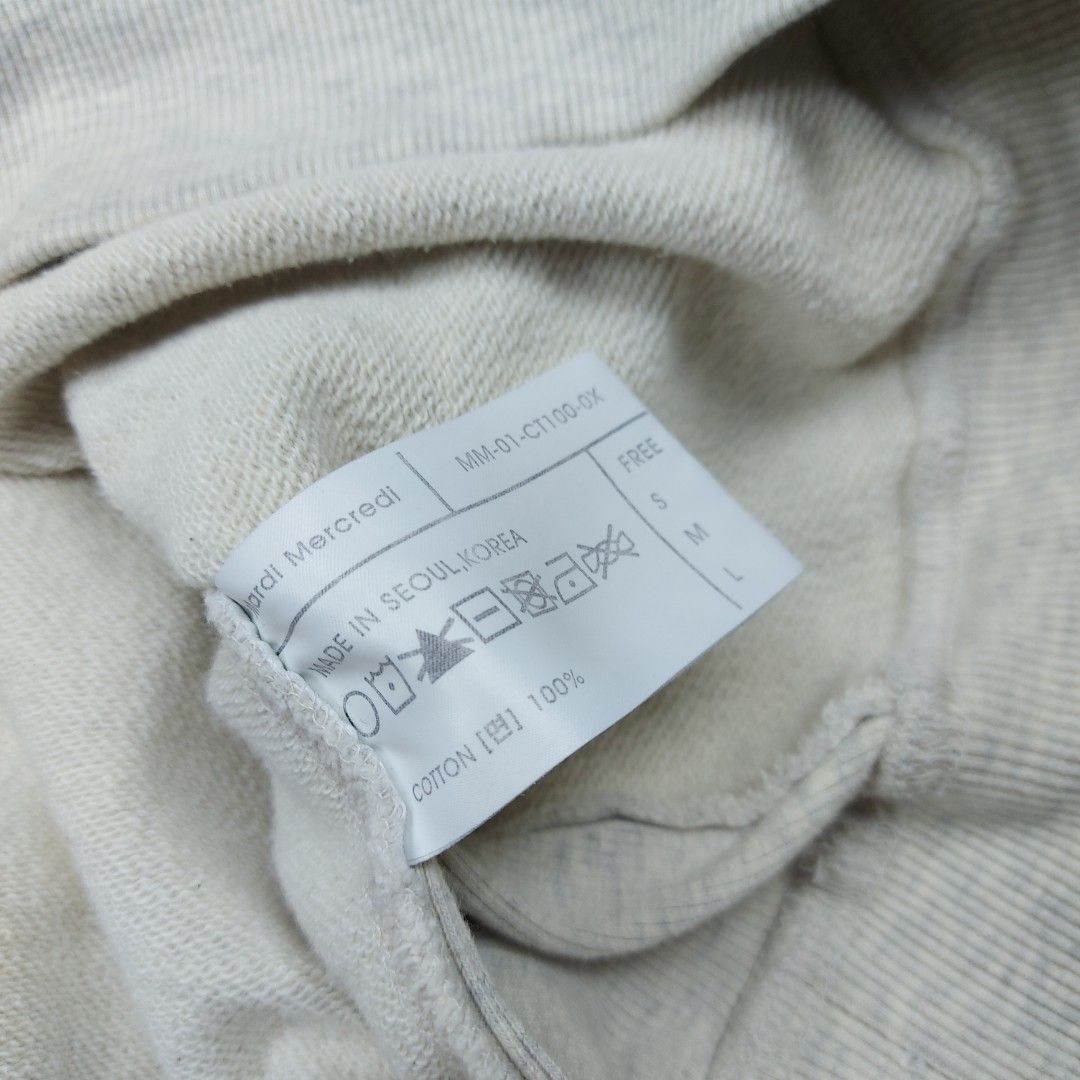 Mardi Sweater (Category: Coats, Jackets and Outerwear) located in Manila. Submitted by damitguy.ph (Listing ID 1464048894, Image 3). Description: Size: M Dimensions: 23 x 25 Condition: Excellent Issue: Light stains.