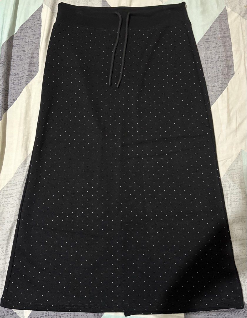 maxi skirt (Category: Skirts) located in Batangas. Submitted by cjchelseamm (Listing ID 1464004822, Image 1). Description: Size L on tab .