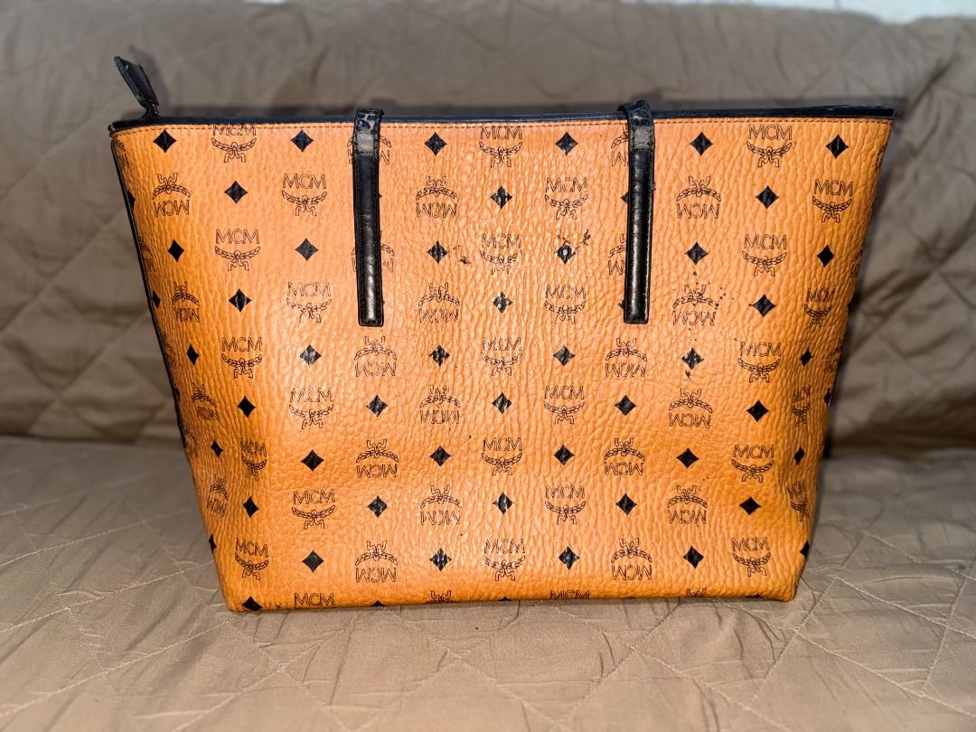 MCM Tote (Category: Tote Bags) located in San Pablo. Submitted by calmhawk.60c993 (Listing ID 1464068367, Image 2). Description: pls inspect the photos mga crack konti.