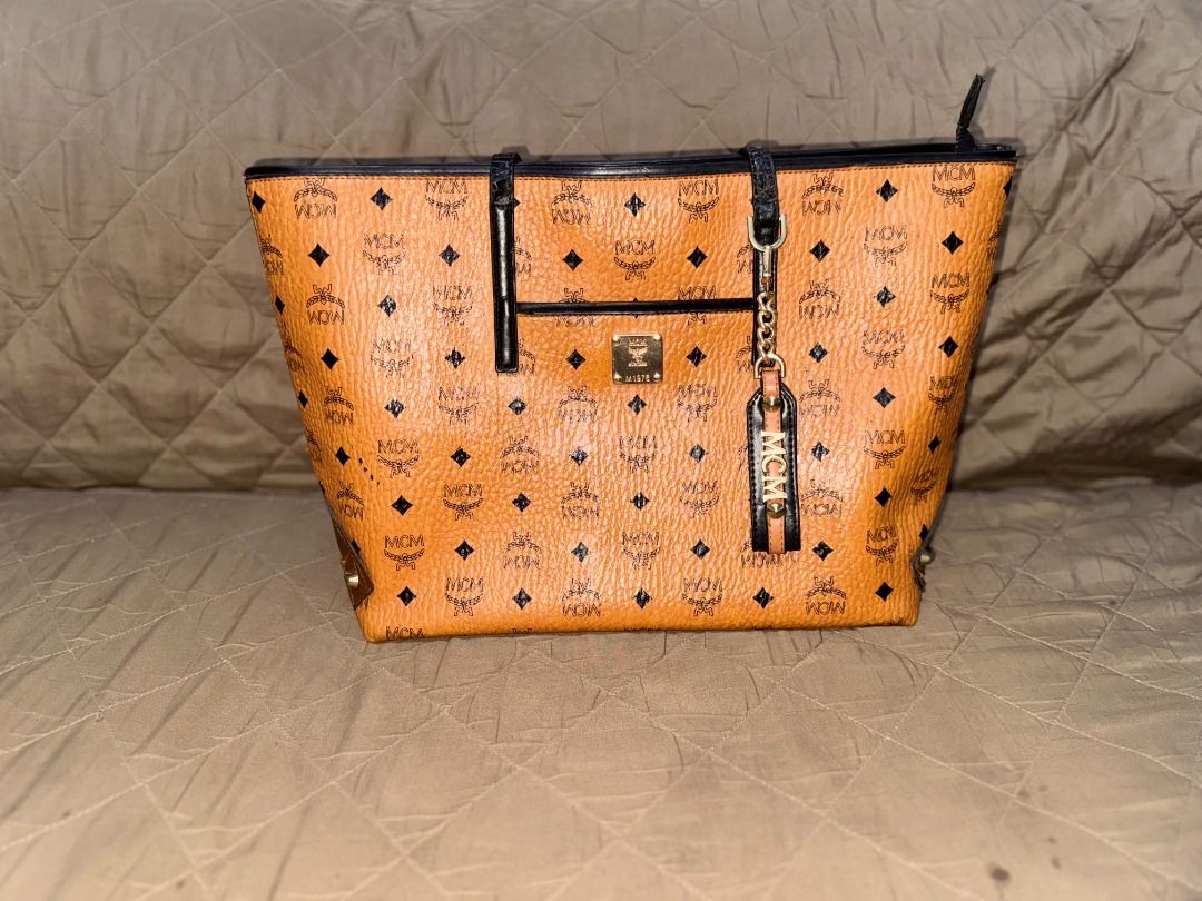 MCM Tote (Category: Tote Bags) located in San Pablo. Submitted by calmhawk.60c993 (Listing ID 1464068367, Image 1). Description: pls inspect the photos mga crack konti.