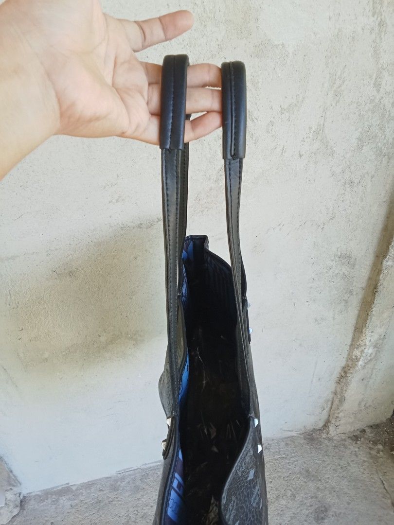 MCM VISETOS LIZ REVERSIBLE SHOPPER BAG (Category: Tote Bags) located in Vinzons. Submitted by gracecollectionsph09 (Listing ID 1464043829, Image 3). Description: GOOD CONDITION MINIMAL SIGN OF USE ONLY TURNABLE SCREW PAYMENT FIRST BICOL LOCATION.